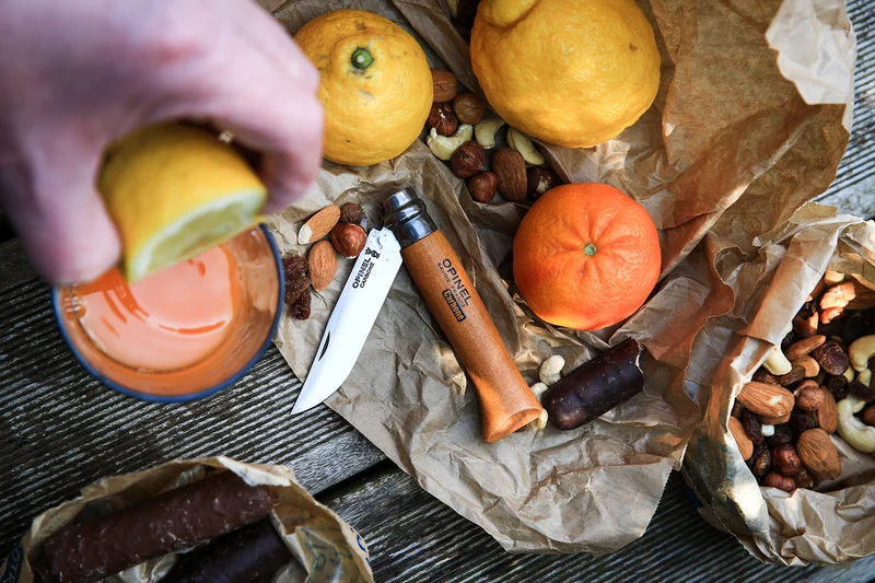 Couteau Opinel Tradition Carbone n°07 lame 8cm manche hêtre avec virole tournante