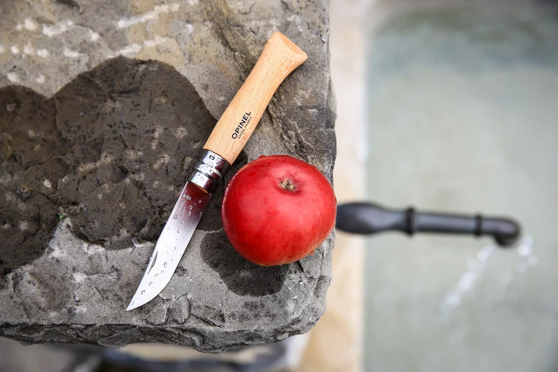 Couteau opinel traditionnel n°8 lame 8.5cm virole tournante manche en hêtre