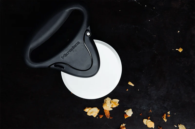 Roulette à pizza Microplane EASY PREP noire poignée ergonomique