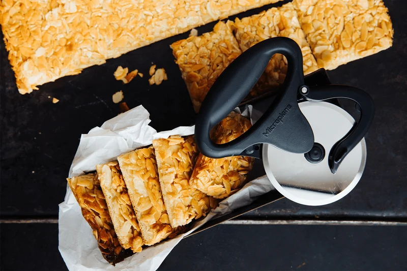 Roulette à pizza Microplane EASY PREP noire poignée ergonomique