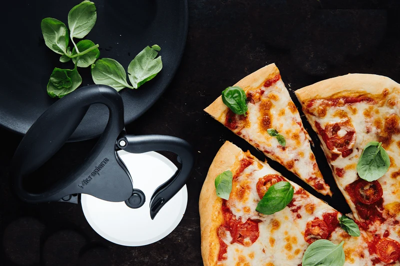 Roulette à pizza Microplane EASY PREP noire poignée ergonomique