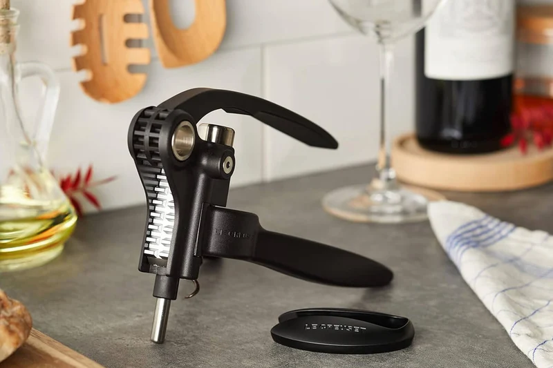 Tire bouchon à levier Le Creuset LM 250 noir avec coupe-capsule